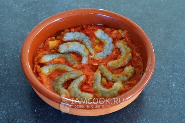 Положить креветки в соус