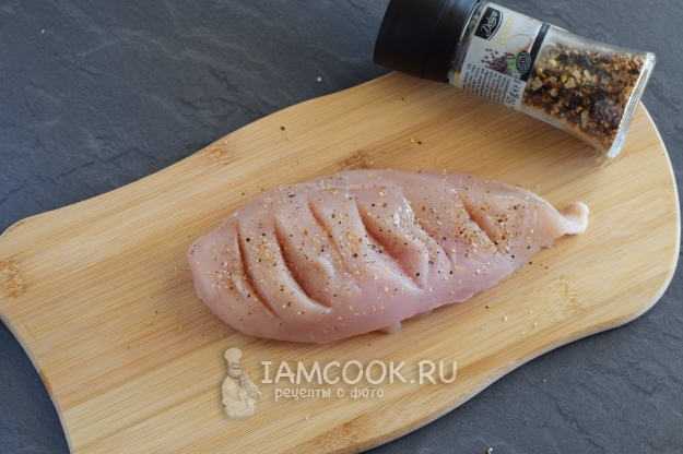 Посыпать мясо специями