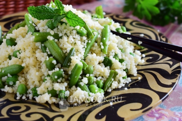 Готовый кус-кус с зеленым горошком и стручковой фасолью