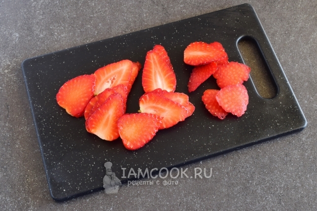 Порезать клубнику