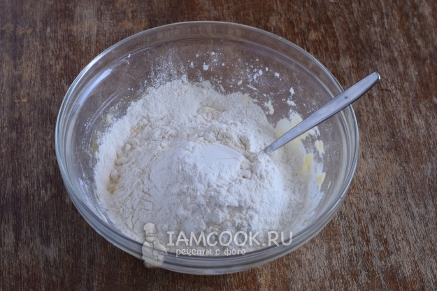 Всыпать муку