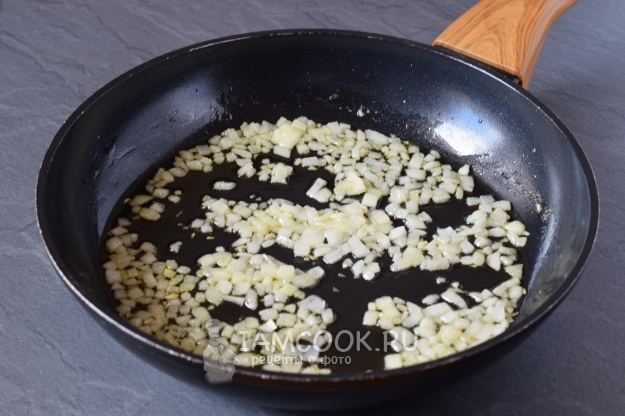 Обжарить лук
