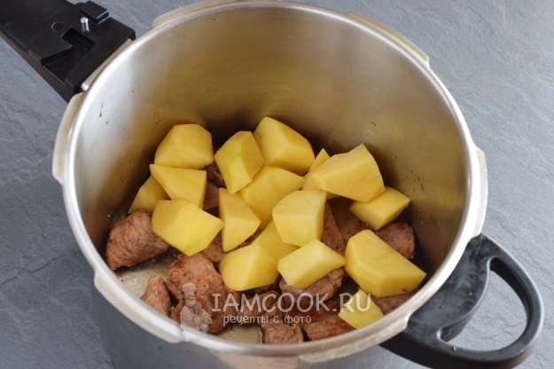 Положить в скороварку мясо и картофель