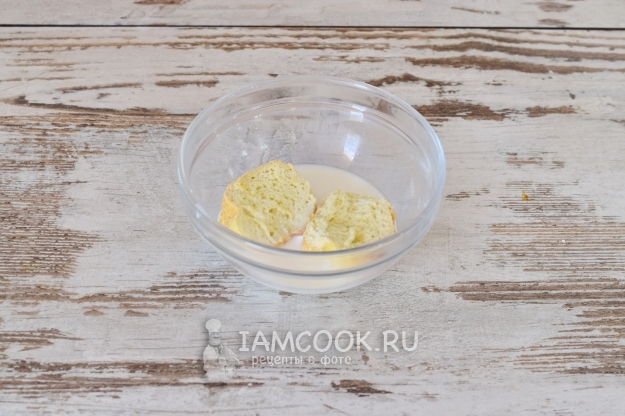 Замочить хлеб в молоке