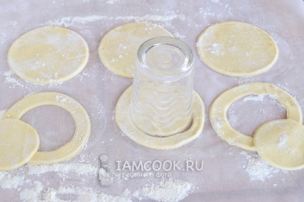 Вырезать из теста кольца