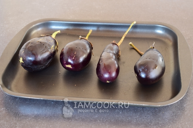 Положить баклажаны на противень