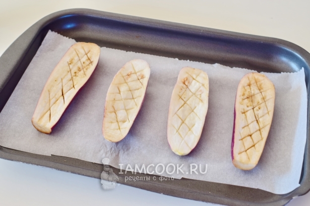 Положить баклажаны на противень