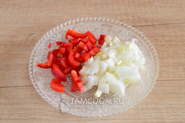 Порезать лук и перец