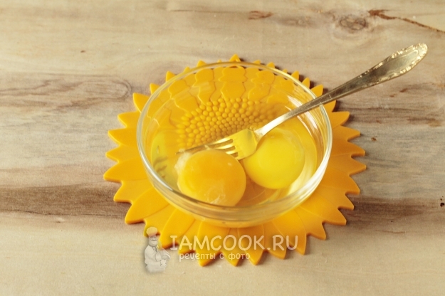 Вбить в миску яйца