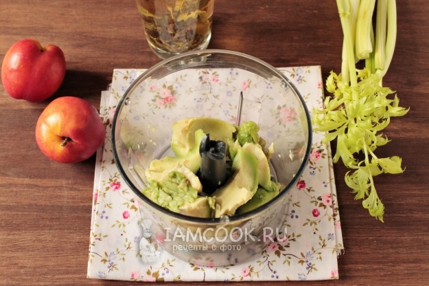 Положить авокадо в блендер