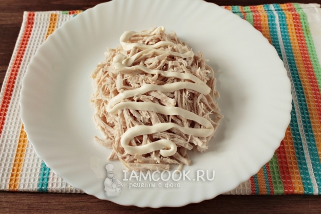 Полить мясо майонезом