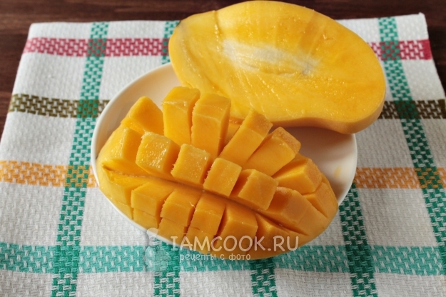 Порезать мякоть манго