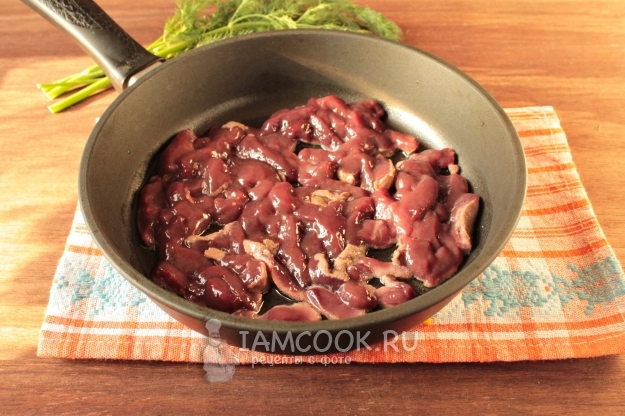 Положить печень на сковороду