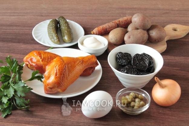 Ингредиенты для салата с копченой курицей и черносливом