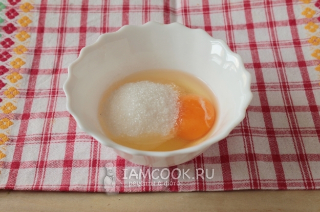 Соединить сахар и яйцо
