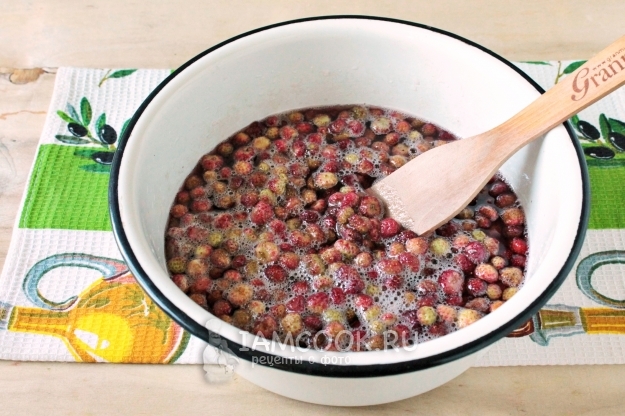 Дать клубнике пустить сок