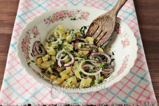 Добавить зелень и заправку