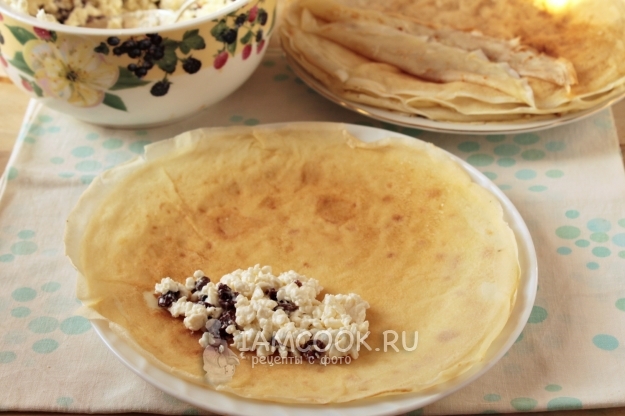 Положить на блин творожную массу