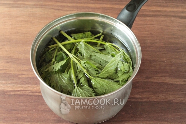 Положить крапиву в воду