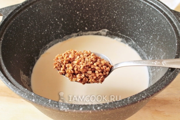 Положить гречку в молоко