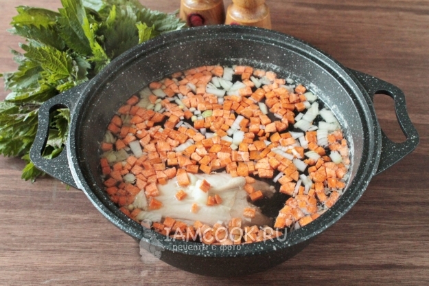 Положить в воду курицу, лук и морковь