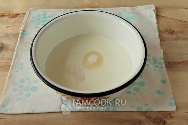 Соединить кефир, сахар и соду