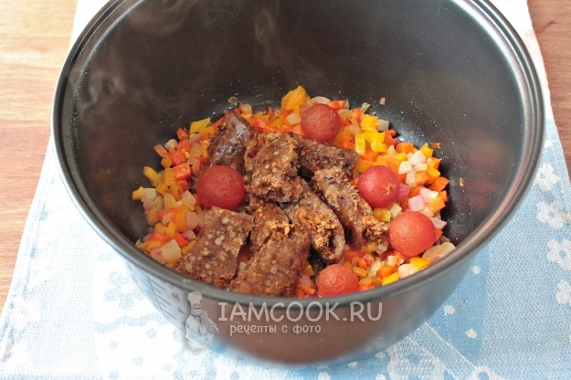 Положить баклажаны и помидоры