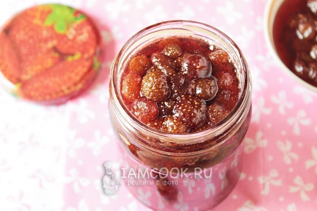 Готовое варенье из лесной клубники