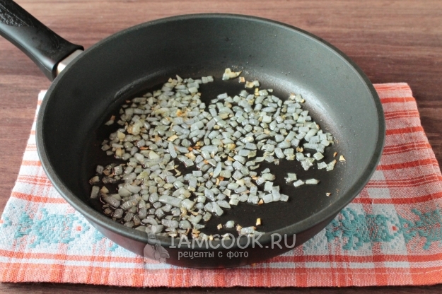 Обжарить лук