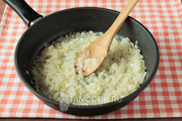 Обжарить лук