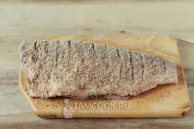 Посыпать рыбу сухарями