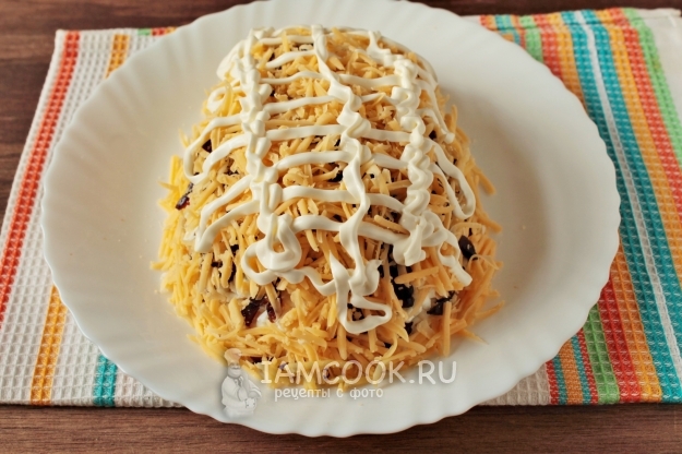 Полить сыр майонезом