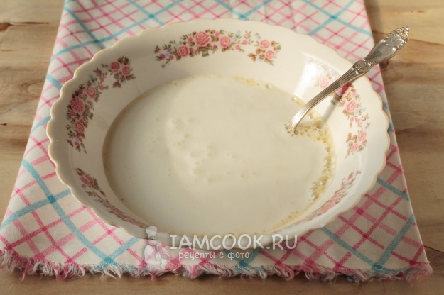 Влить кефир к яйцам