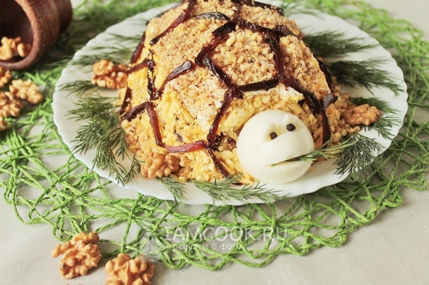 Рецепт салата «Черепашка» с курицей, черносливом и грецкими орехами