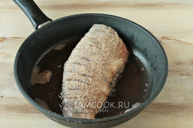 Положить рыбу на сковороду