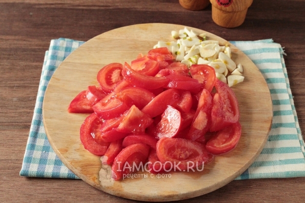 Порезать помидоры и чеснок