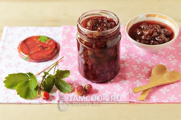 Положить варенье в банку