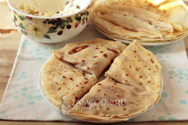 Положить блинчики на тарелку