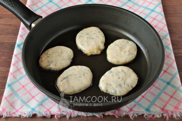 Положить тесто на сковороду