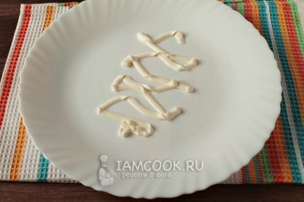 Положить на тарелку майонез