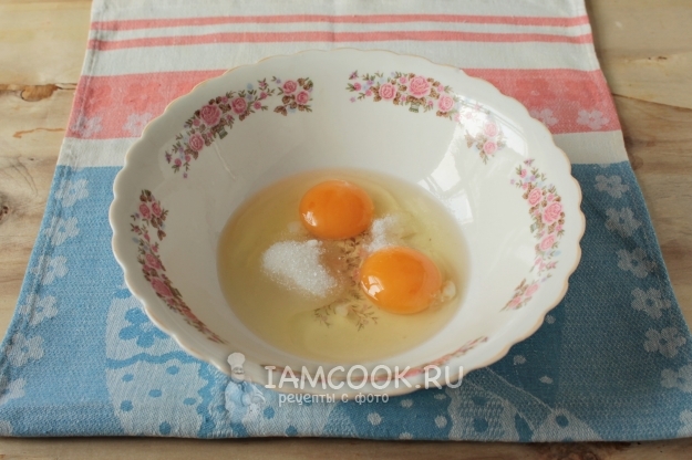 Соединить яйца и сахар