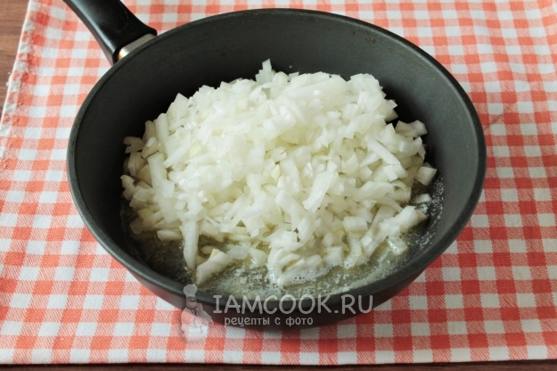 Положить лук на сковороду