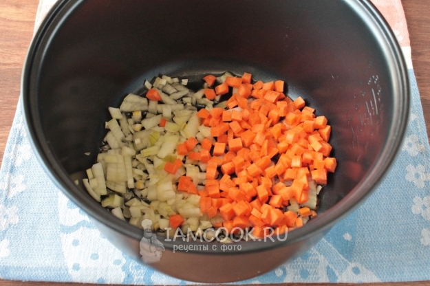 Обжарить лук с морковью