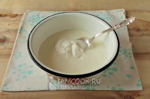 Положить сметану