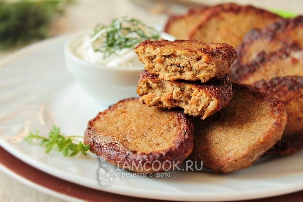 Фото печеночных оладий из говяжьей печени с морковью