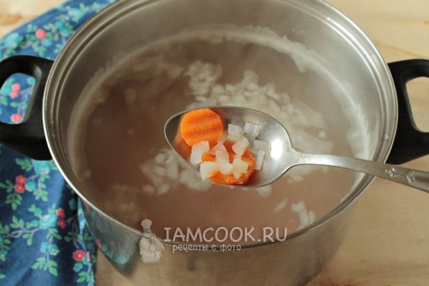 Сварить лук и морковь