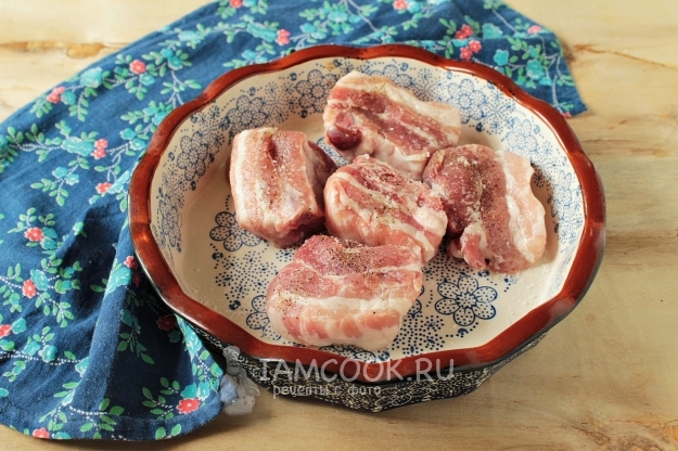 Посыпать мясо солью и специями