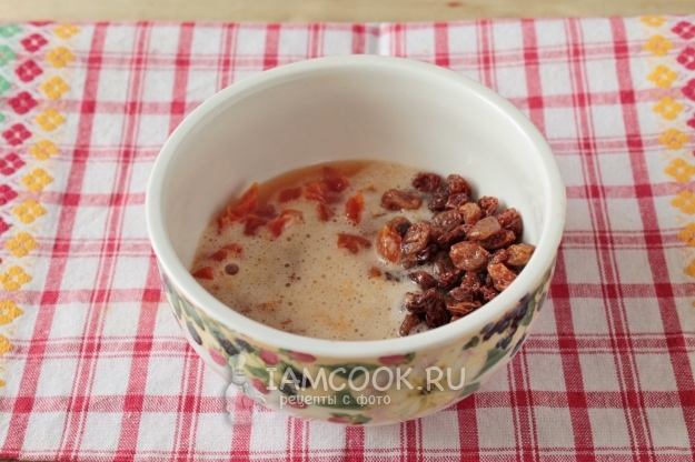 Соединить сухофрукты и яичную смесь