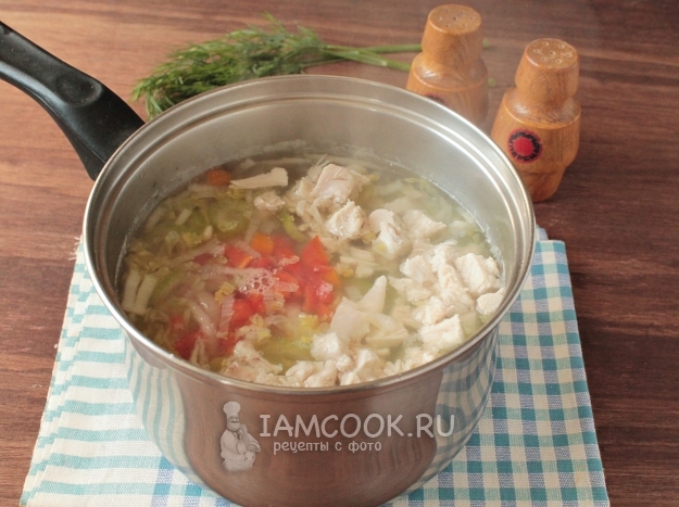 Положить курицу