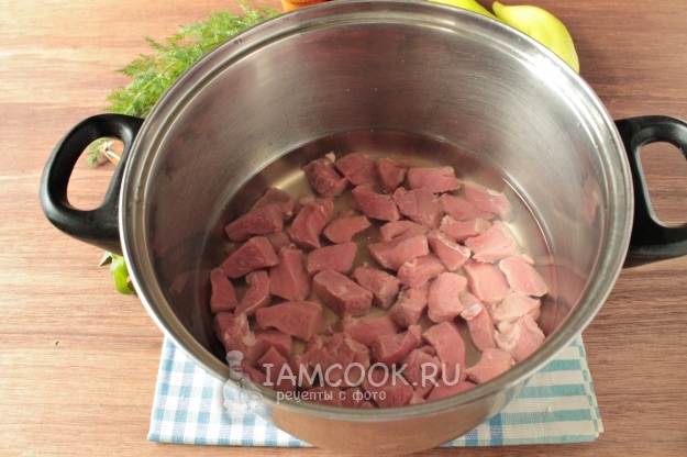 Положить мясо в воду